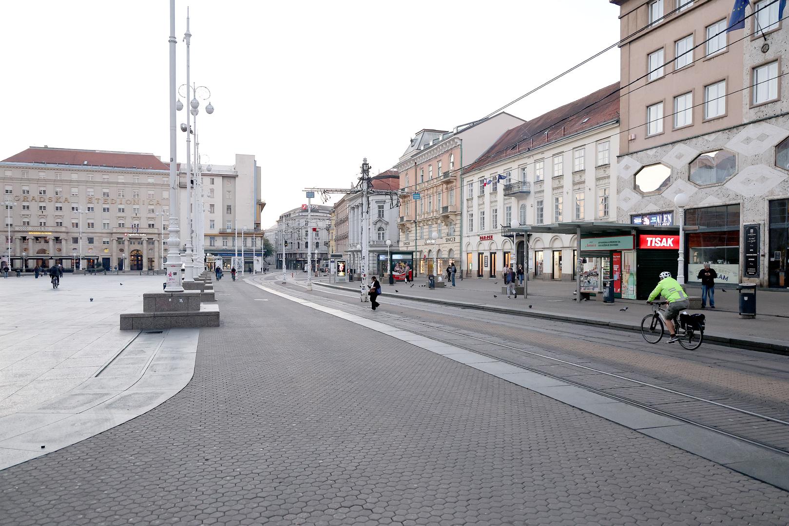 Fotografije koje je rano jutros snimio Patrik Macek/PIXSELL prikazuju gotovo pusto središte metropole, prizor koji neodoljivo podsjeća na dane pandemije koronavirusa, kada su gradske ulice i trgovi ostajali prazni.

