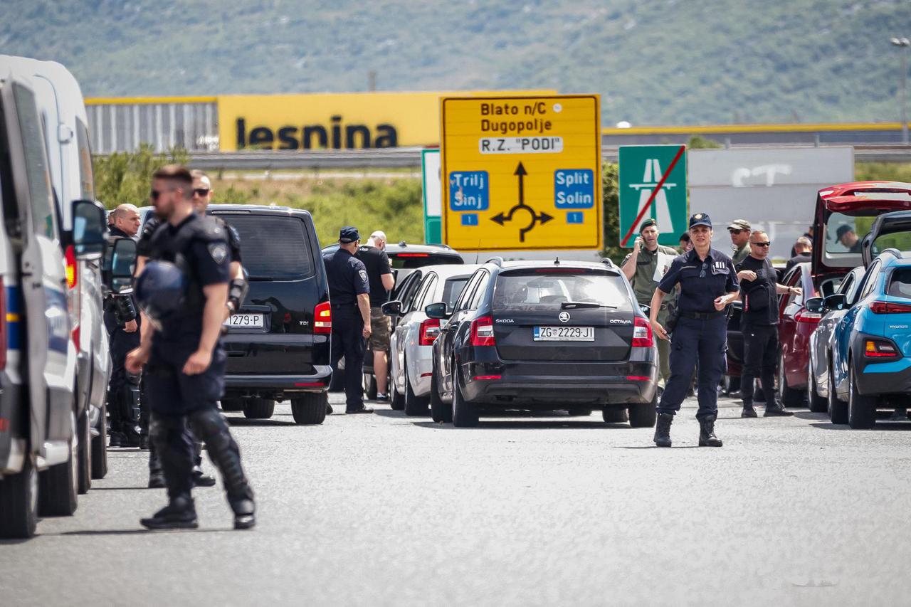 Policijska vozila na naplatnim postajama pri ulasku u Split dočekuju navijače