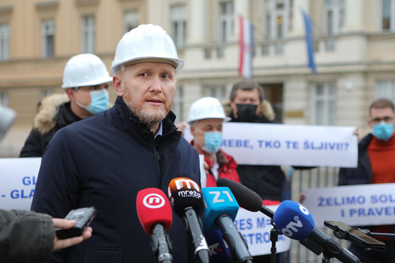 Renato Petek u društvu građana stradalih u potresu prosvjedovao te se osvrnuo na obnovu Zagreba