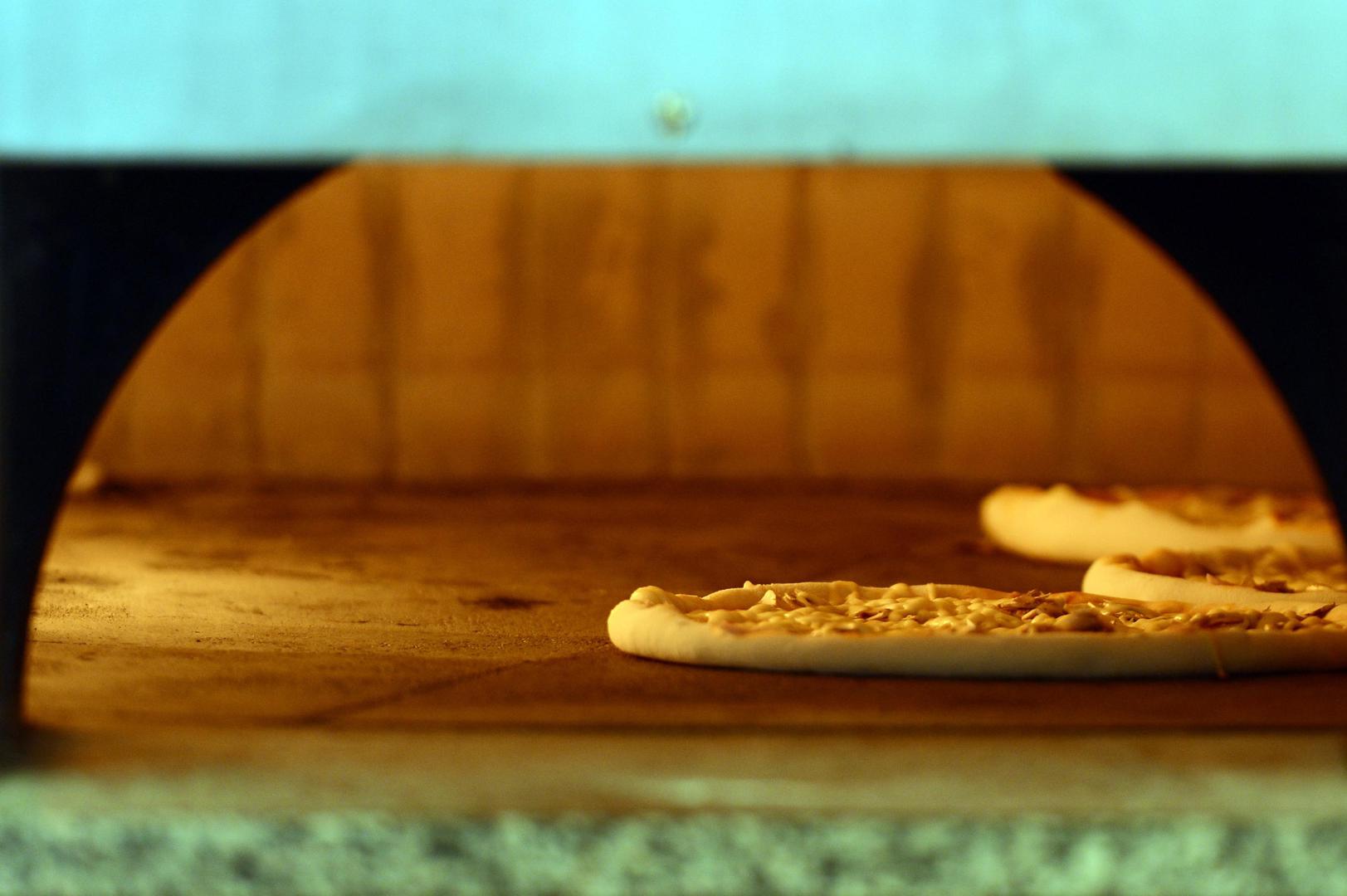 Pizze se u restoranima i pizzerijama peku u krušnim pećima na temperaturi od 329 stupnjeva i vrućina se raspoređuje ravnomjerno, piše TOI. 