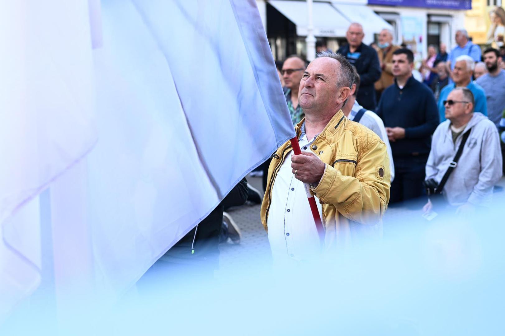 6.5.2023., Zagreb - Molitelji i kontra prosvjed na Trgu bana Jelacica Photo: Zoe Sarlija/PIXSELL