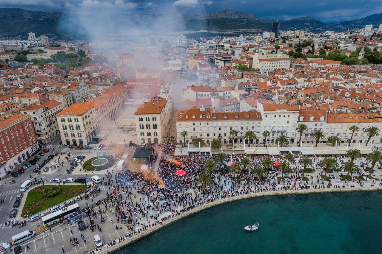 Split: Pogled iz zraka na dolazak juniora Hajduka na Rivu