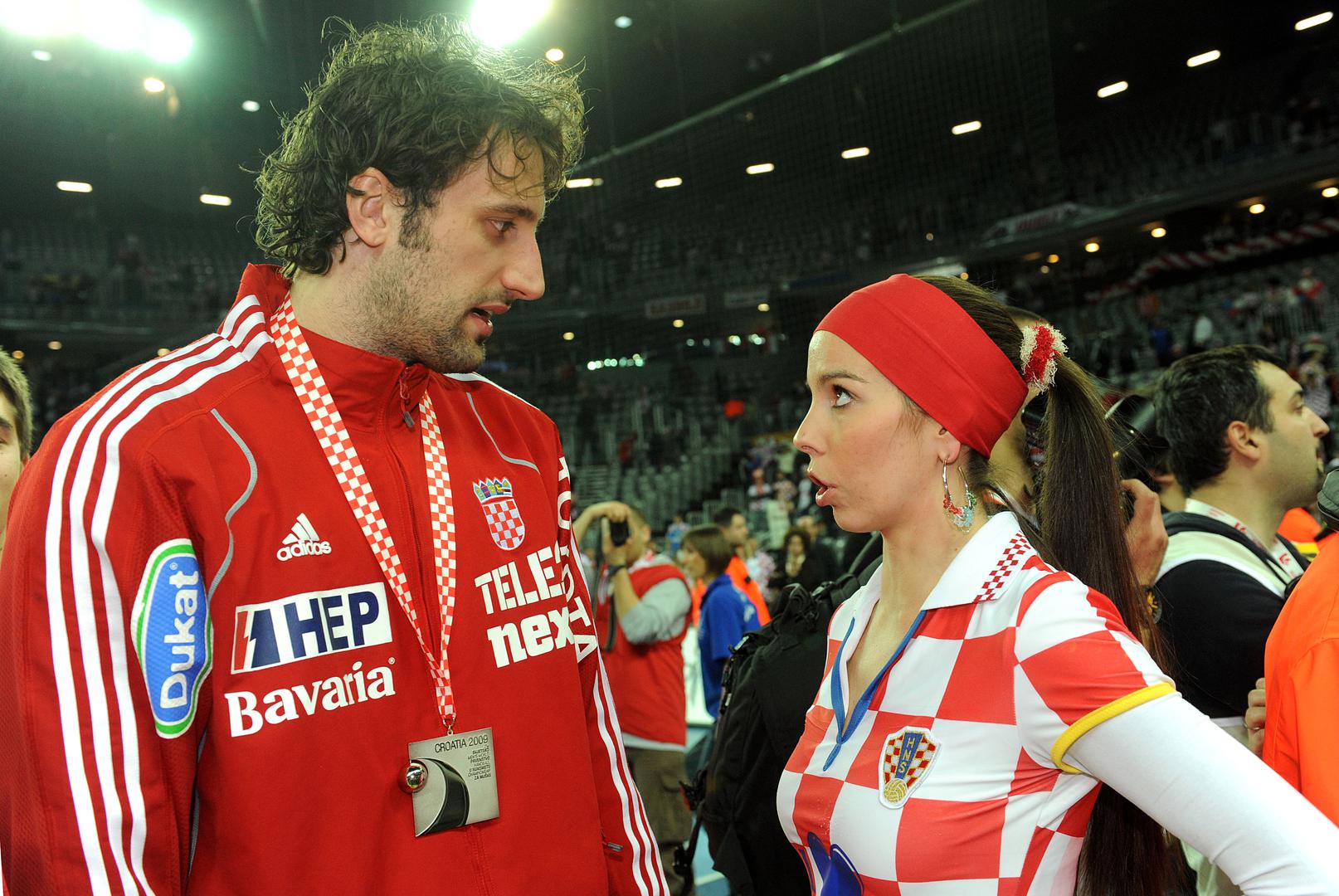 Njihova ljubavna priča počela je 2000. godine u zagrebačkom kafiću, kada je on bio dvadesetogodišnjak na početku svoje profesionalne karijere, a ona studentica koja je radila kao hostesa. 