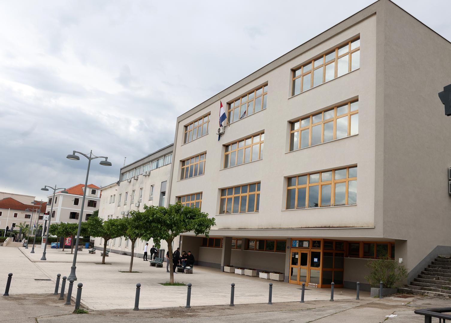 Poštujući molbu obitelji, mediji nisu fotografirali i snimali komemoraciju ni pogreb.