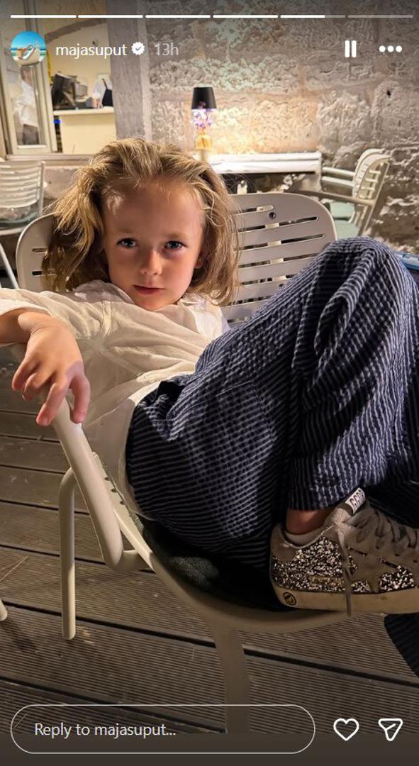 Ni Bloomov stajling nije prošao nezapaženo. Dječak je nosio laganu bijelu košulju i prugaste hlače, čime se njegova odjevna kombinacija savršeno uklopila u mediteranski ambijent.