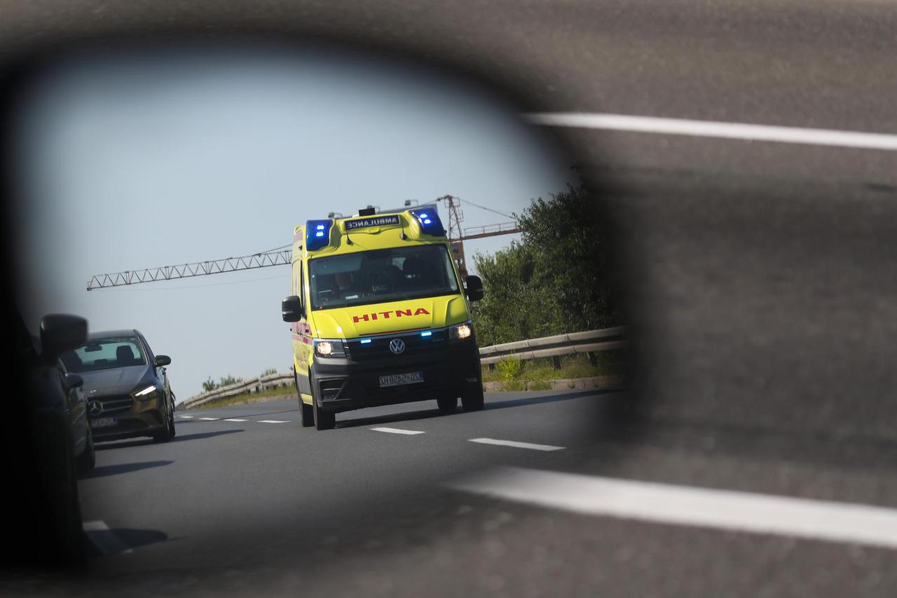 Hitna pomoć juri cestom