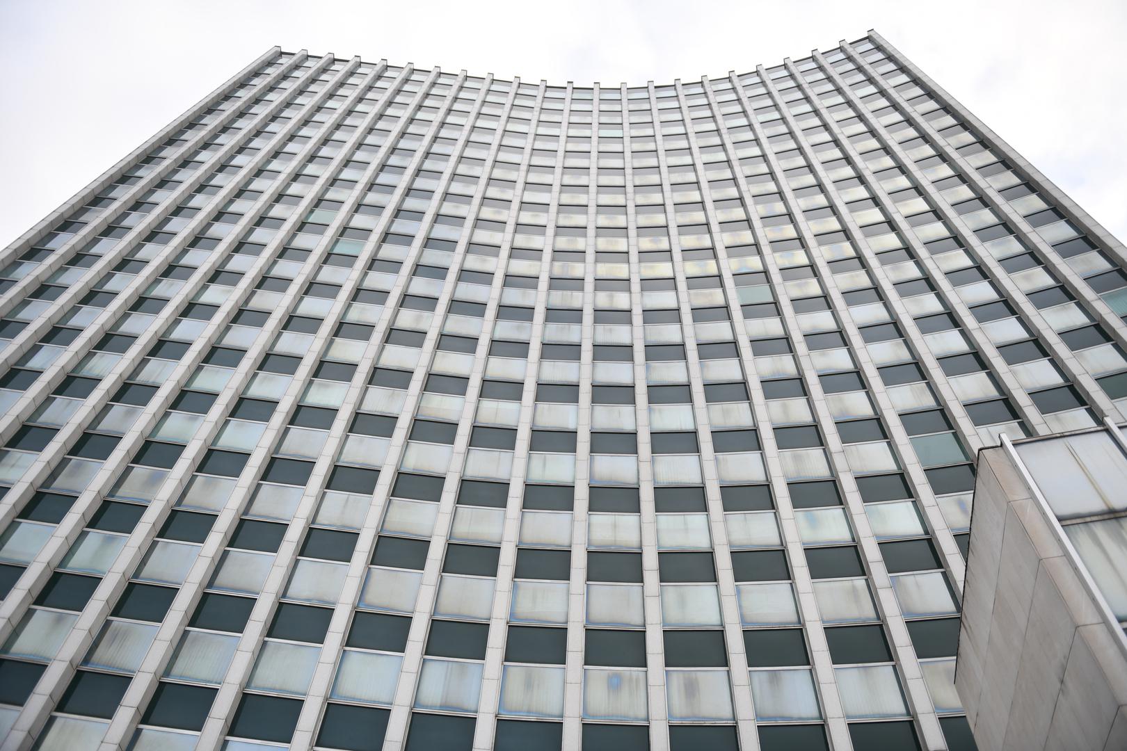 Ovaj poslovni neboder ima visinu od 94,6 metara. Sagrađen je 1976. godine, ima 27 katova, a u svoje vrijeme ovo je bila najveća i najmodernija poslovna zgrada u Hrvatskoj i cijeloj bivšoj Jugoslaviji.