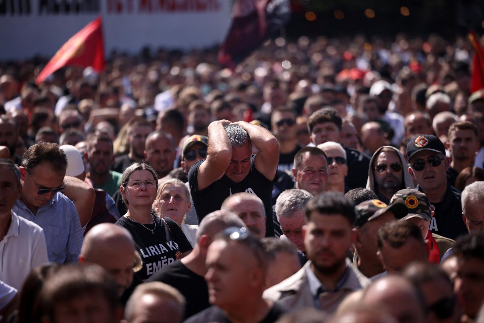 Na ulicama Prištine mogli su se vidjeti portreti nekadašnjih čelnika OVK-a i zastave te organizacije. Nezadovoljstvo presudom izražavano je i porukom 'Ne u moje ime', koja se, prema izvještajima kosovskih medija, proširila društvenim mrežama i drugim mjestima okupljanja građana.