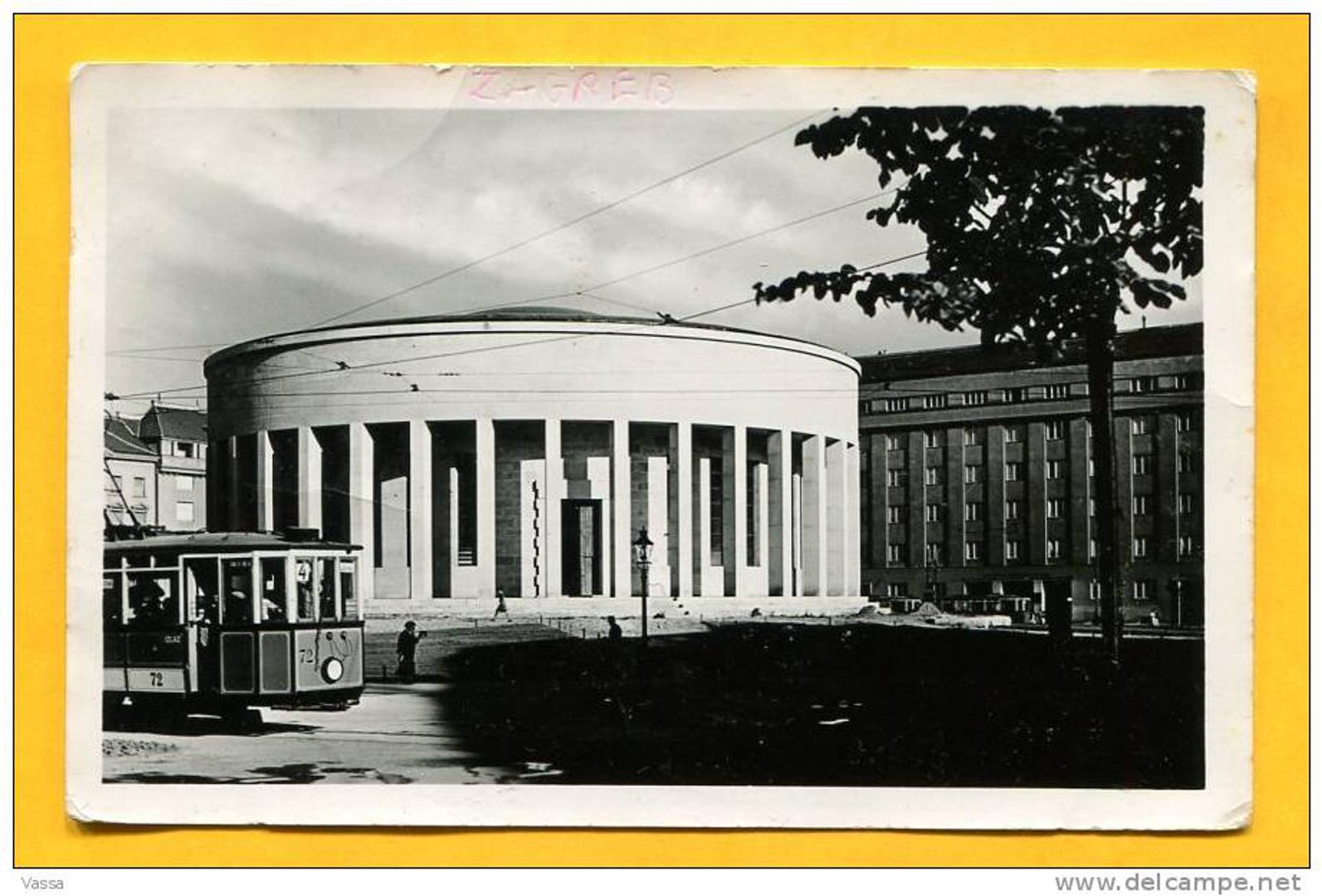 1940. godina
Dom likovnih umjetnosti godinu dana prije nego je prenamijenjen u džamiju. Trg se tad zvao Trg kralja Petra Osloboditelja.