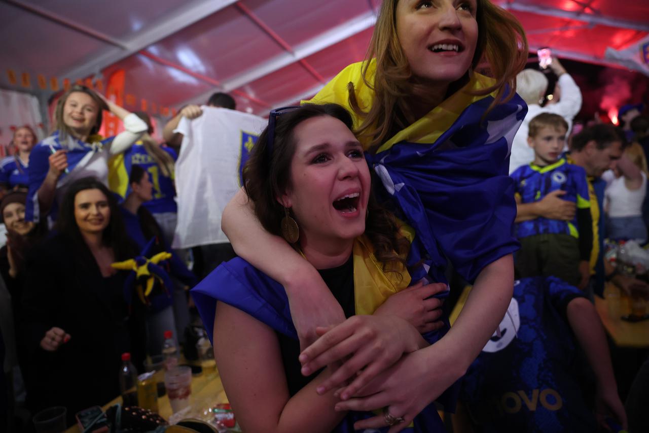 Sarajevo: Navijači u fan zoni gledaju utakmicu BiH i Kanade na Svjetskom prvenstvu