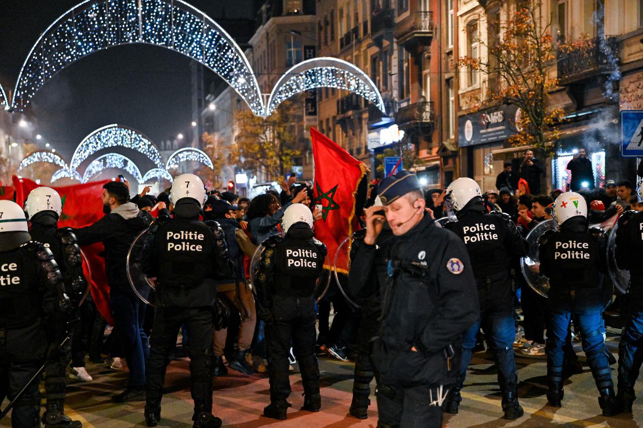 Les supporters du match Canada vs Maroc (2-1) de la coupe du monde de football dans les rues de Bruxelles, sous la surveillance des policiers anti-émeute