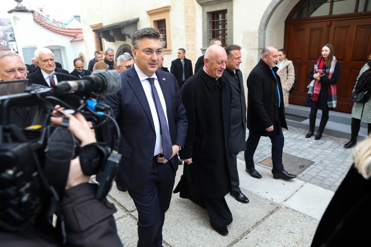 Premijer i ministri na Božićnoj misi u Zagrebu