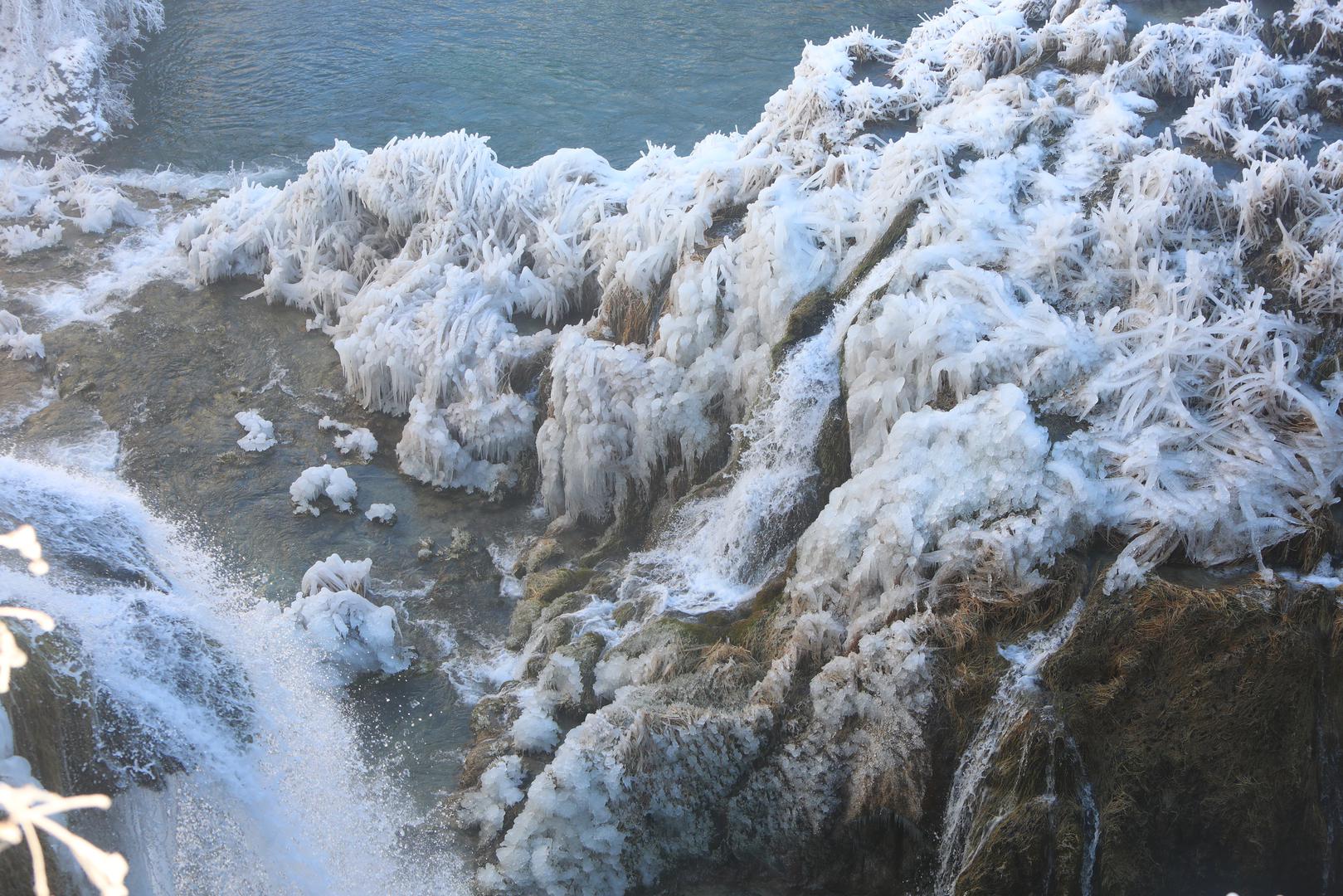 13.01.2024., Plitvicka jezera - Snijeg i debeli minusi zaledili su slapove na Plitvickim jezerima koji mame uzdahe brojnih posjetitelja. Photo: Kristina Stedul Fabac/PIXSELL