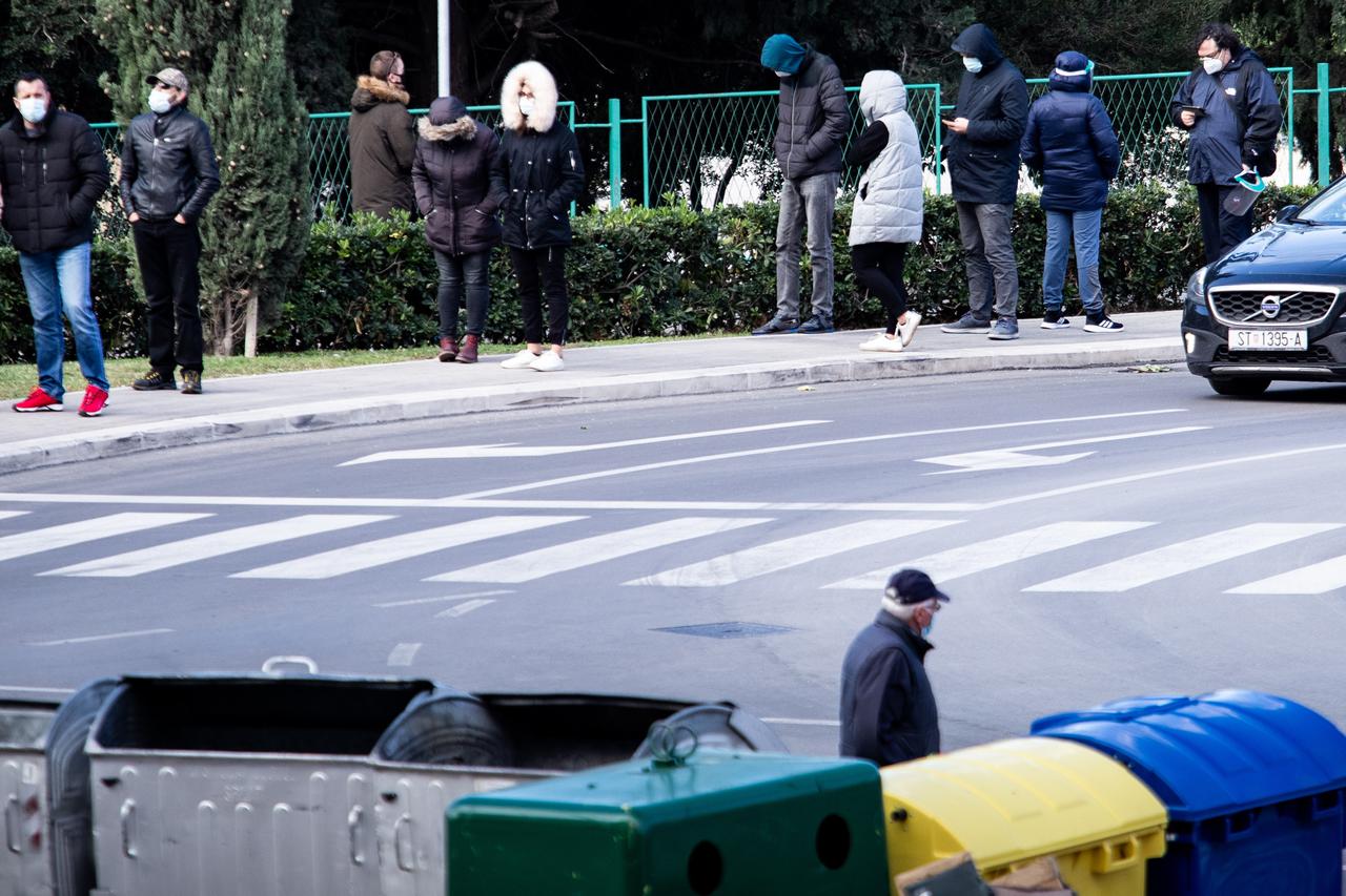 Splićani po ledenoj buri strpljivo čekali na testiranje na Križinama