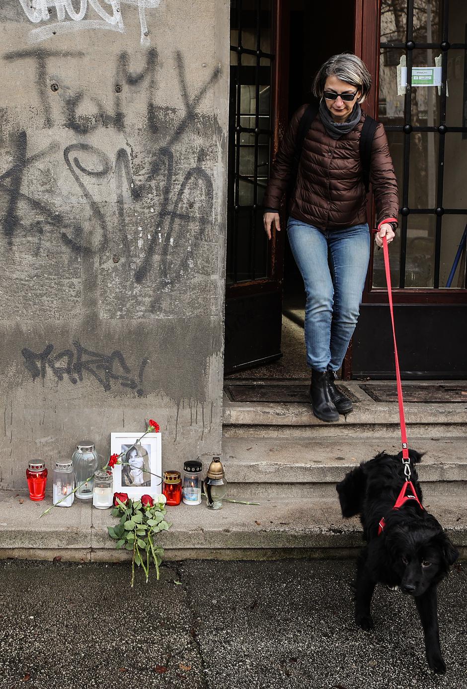 Zagreb: Svijeće i cvijeće za Miru Furlan ispred stana u kojem je nekad živjela