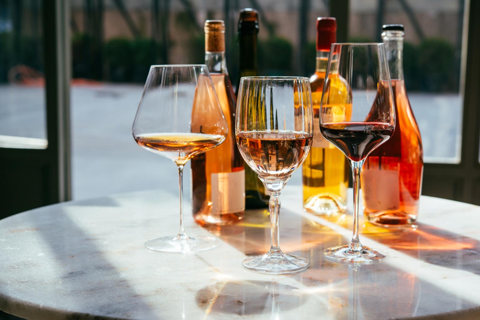 Temperatura posluživanja jako je važna: Vino može potpuno promijeniti karakter ako se posluži pretoplo ili prehladno. Crna vina često se poslužuju blago rashlađena, a ne na previsokoj sobnoj temperaturi, dok bijela i ružičasta vina bolje dolaze do izražaja kada su hladnija. Previše hladno vino može sakriti arome, a pretoplo može djelovati teško i alkoholno.