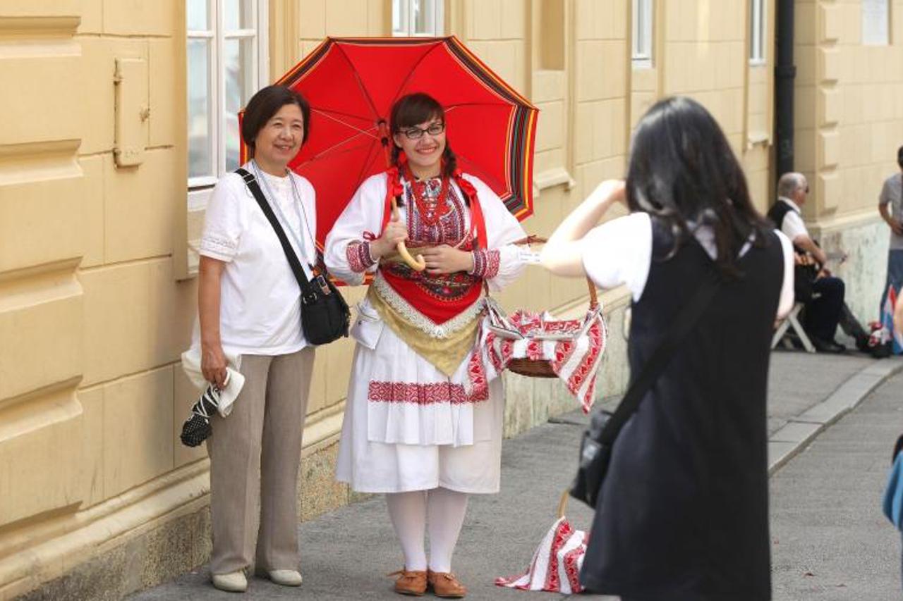 '05.07.2012., Zagreb - Unatoc vrucinama Gornji grad je pun turista, koji koriste svaki trenutak za snimanje. Photo: Patrik Macek/PIXSELL'