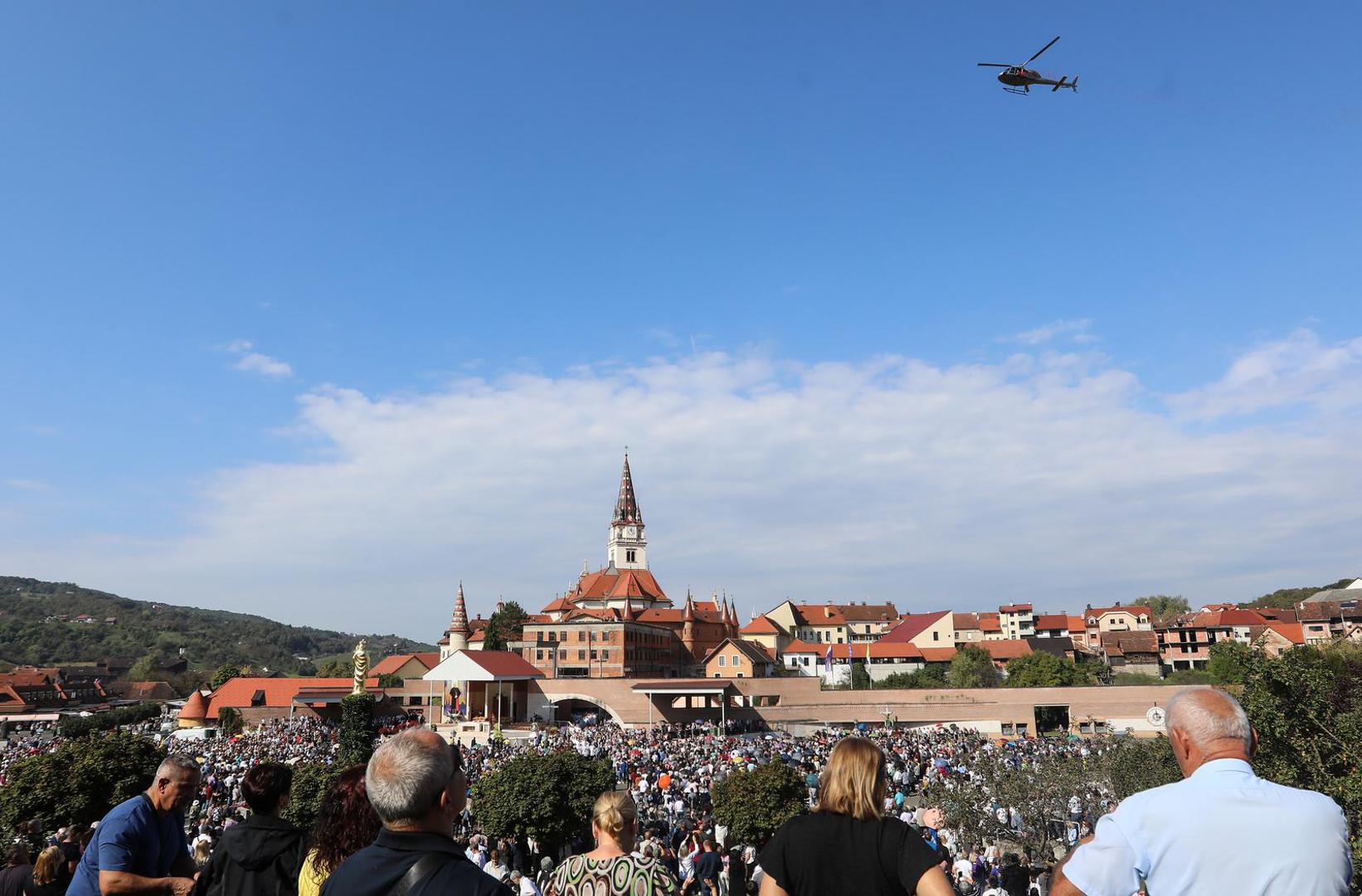 30.09.2023.,Marija Bistrica, u nacionalnom svetistu Majke Bozje Bistricke u Mariji Bistrici iz zraka  se kao zavjet Majci Bozjoj i znak zahvale za Stepincevu beatifikaciju s neba prosute latice od 10 000 ruza na prostor crkve na otvorenom. Na samom pocetku svete mise apostolski nuncij u RH nadbiskup Giorgio Lingua predao je Palij liturgijski znak sto ga nose nadbiskupi novom nadbiskupu zagrebackom Drazenu Kutlesi.   Photo: Robert Anic/PIXSELL
