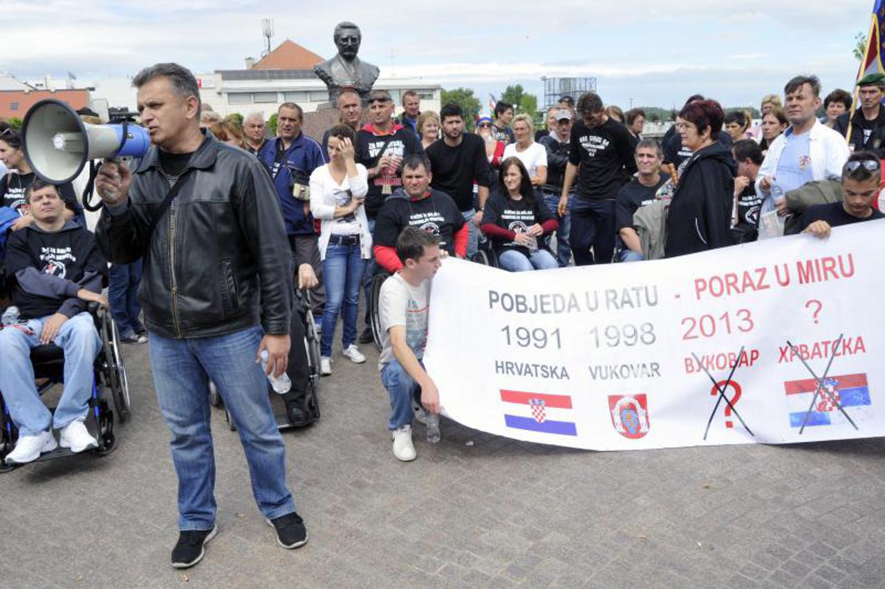 Drugi dan prosvjeda u Vukovaru zbog dvojezičnih natpisa (1)