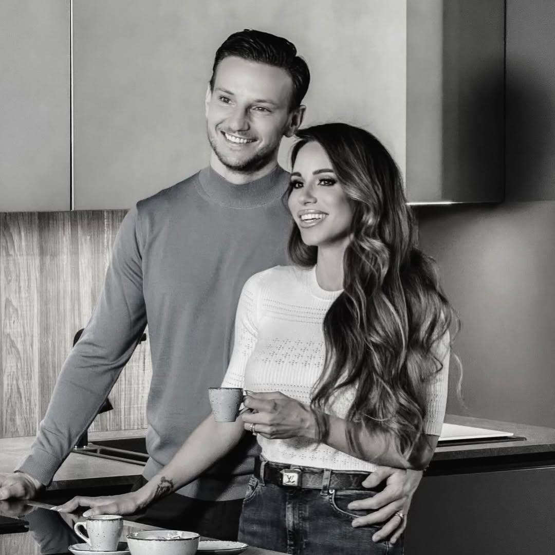 Na svom Instagram profilu podijelila je dirljivu poruku uz dvije fotografije iz njihove privatne arhive, jednu na kojoj sretno poziraju uz kavu u kuhinji i drugu na kojoj su u strastvenom zagrljaju.

