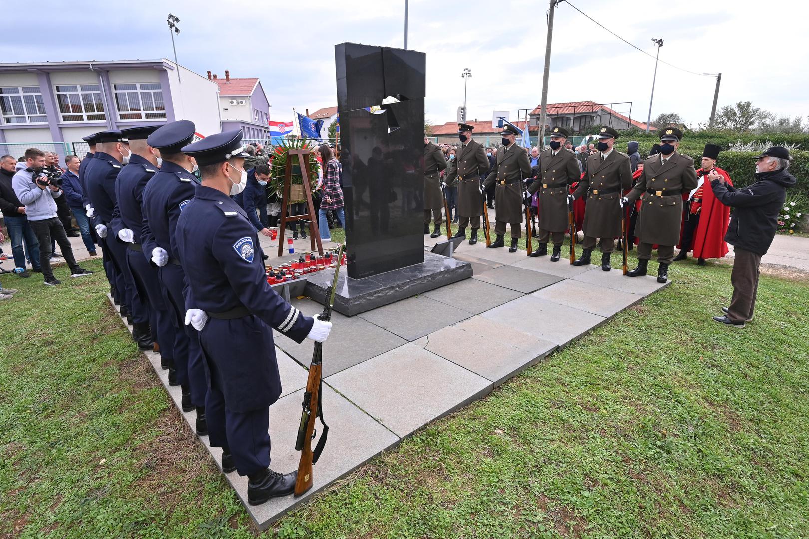 18.11.2021., Skabrnja - Kolonom sjecanja i polaganjem vijenaca na spomen obiljezje masovne grobnice obiljezava se 30. godisnjica stradavanja branitelja i civila. 
