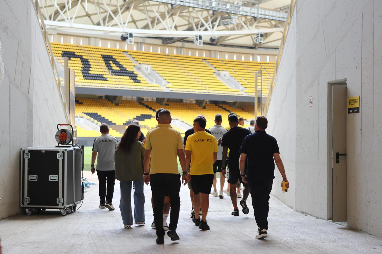 Atena: Nogometaši AEK-a odali su počast ubijenom navijaču