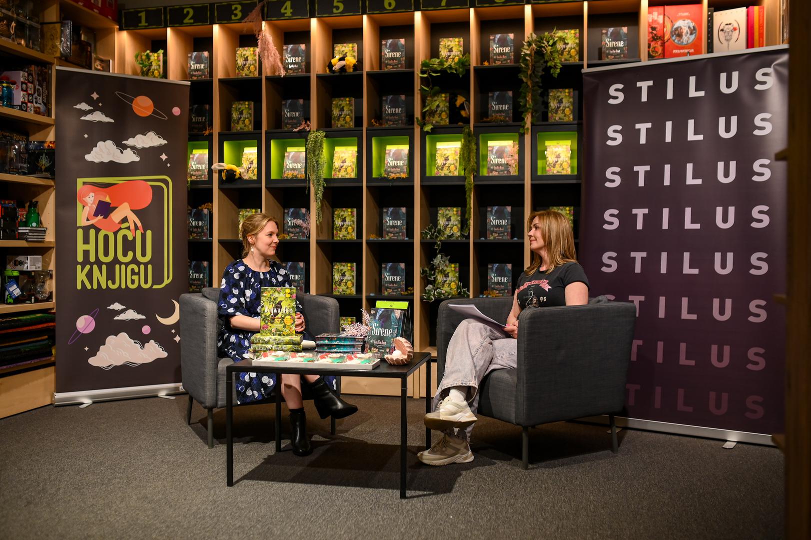 Književno druženje s Emilijom Hart 6. ožujka u knjižari Hoću knjigu u City Centru One East moderirala je HRT-ova voditeljica Antonija Ćosić, a i obožavatelji su imali priliku ragovarati s autoricom koja je u ugodnoj atmosferi potpisivala knjige