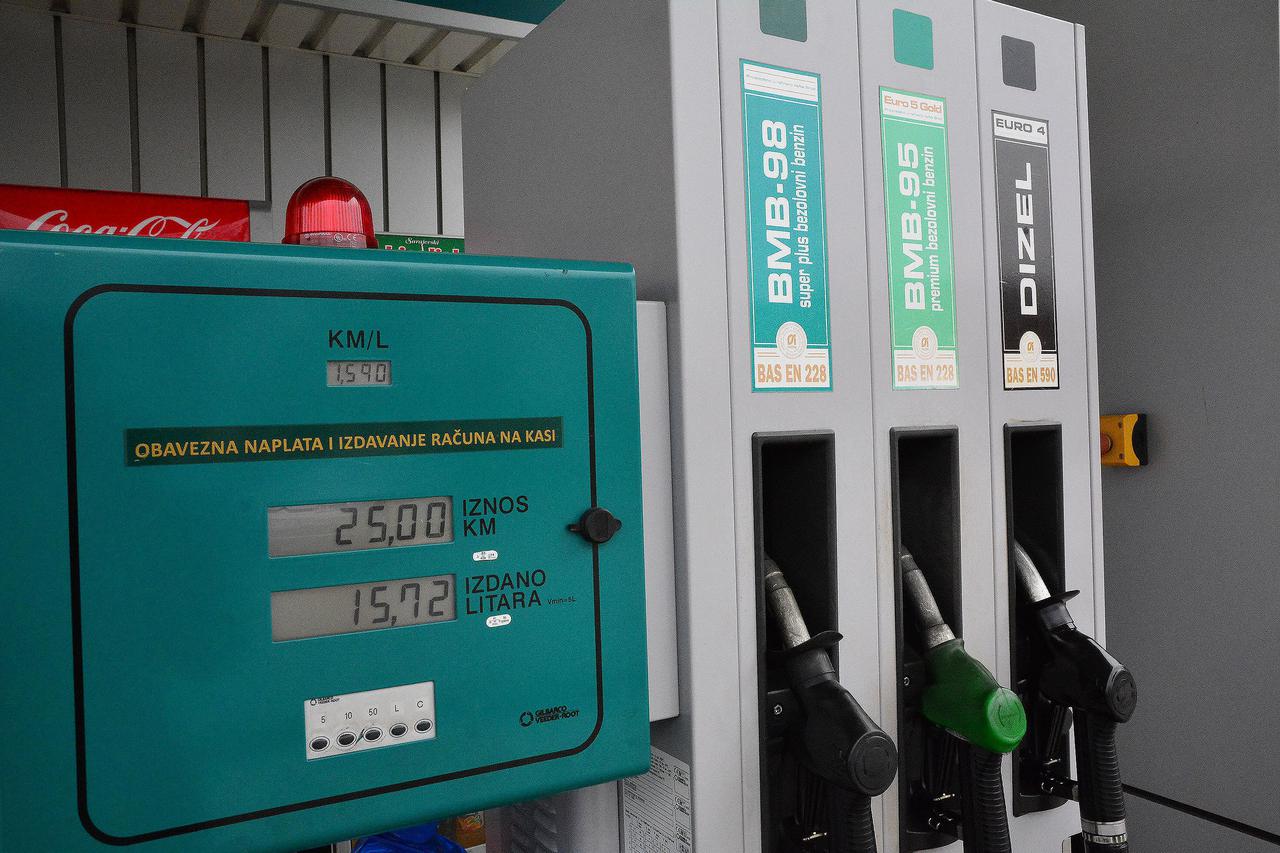 17.02.2016., Bosanski Brod - Brodjani po gorivo odlaze u susjedni Bosanski Brod jer je taj energent u Bosni i Hercegovini znatno jeftiniji, a ustede su i preko dvije kune po litri.  Photo: Ivica Galovic/PIXSELL