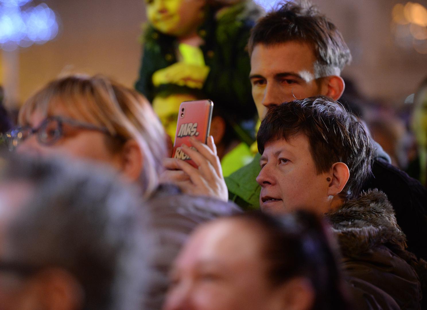 Na Trgu bana Josipa Jelačića traje 14. humanitarni božićni koncert "Želim život" Zaklade Ana Rukavina.
