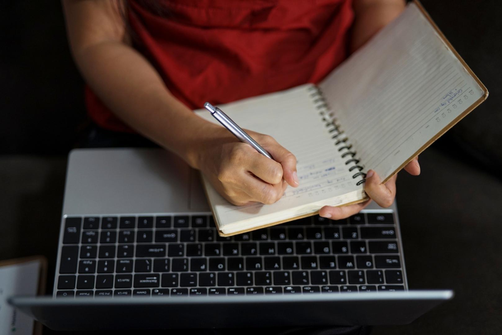 Budite spremni prilagoditi način razmišljanja: Neki ljudi bolje razmišljaju s olovkom u ruci, a drugi uz digitalne bilješke, no najvažnije je pronaći sustav koji stvarno djeluje. Papir pruža osjećaj sporijeg i dubljeg promišljanja, dok digitalni alati olakšavaju pretraživanje, povezivanje i ponovno pronalaženje starih ideja. Fleksibilnost u načinu rada zato može biti velika prednost, a ne znak nedosljednosti.