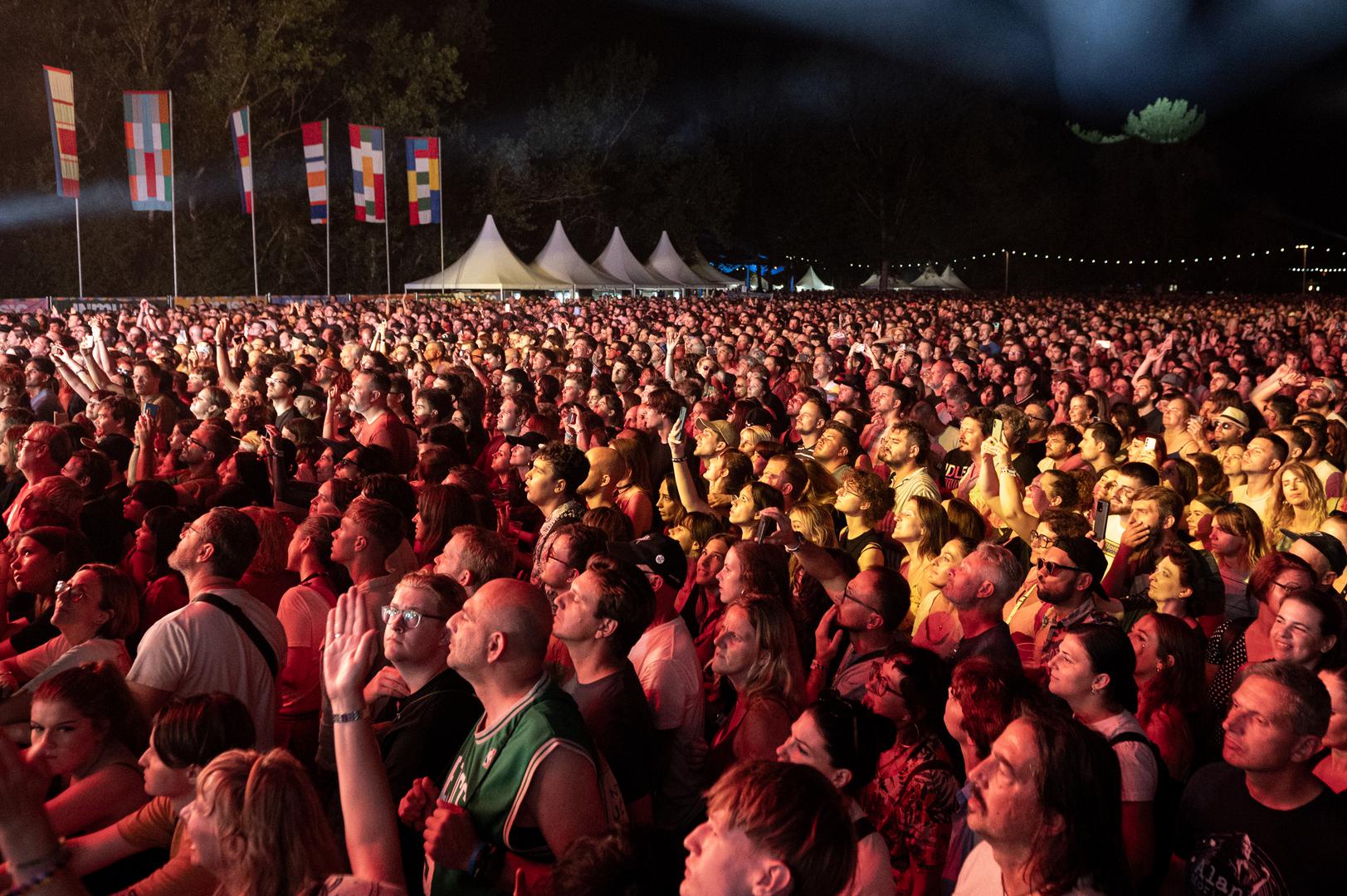 Pred desecima tisuća posjetitelja Kings of Leon izveli su svoje najveće hitove koji su obilježili posljednja dva desetljeća rock glazbe. Publika je tijekom nastupa uglas pjevala poznate pjesme benda, a koncert je obilježila snažna produkcija i energična izvedba.