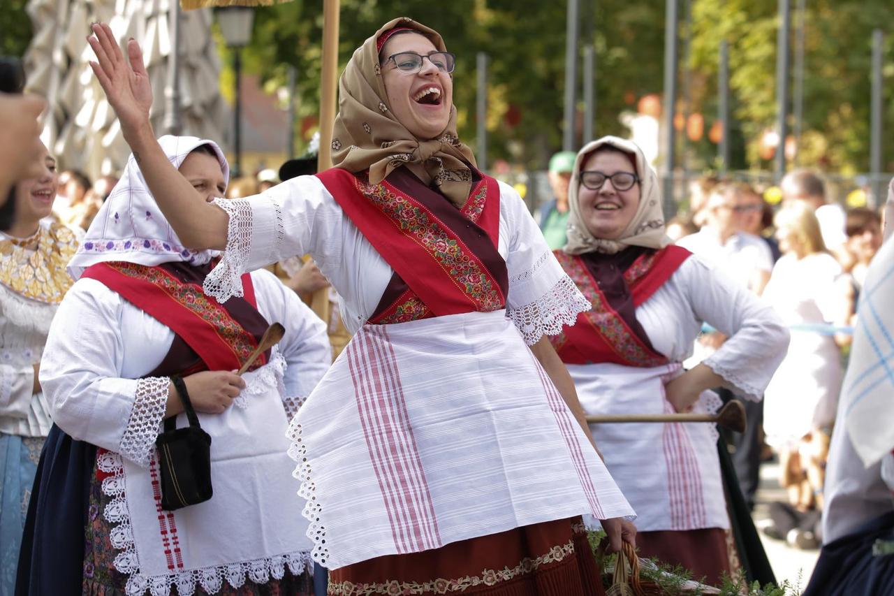 Vinkovci: Svečani mimohod sudionika 55.Vinkovackih jeseni