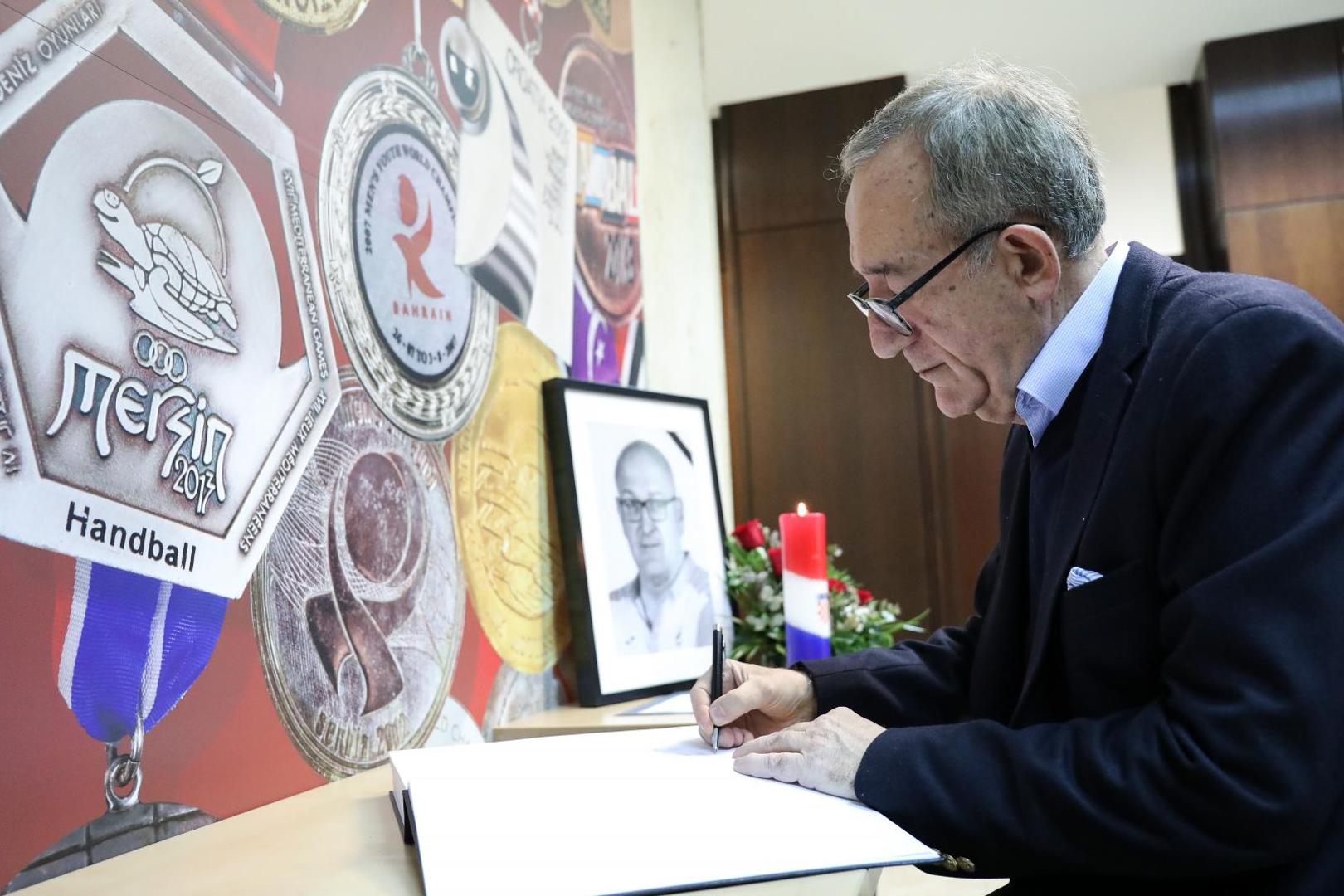 HRS je otvorio Knjigu žalosti za Zlatka Saračevića u koju se može upisati do 14 sati u prostorijama HRS-a, na adresi Metalčeva 5.