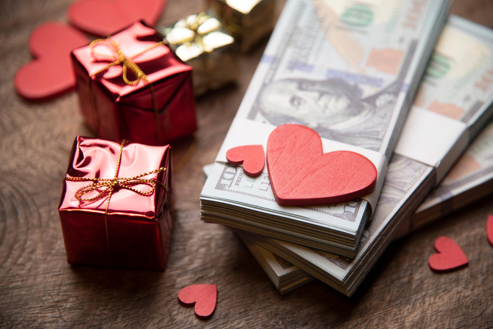 14. Muškarci prosječno potroše dvostruko više novaca na Valentinovo, nego žene. Potroše oko 130 dolara, to jest približno devetsto kuna.
