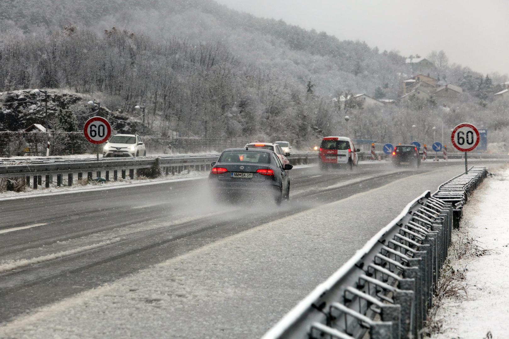 6. Pri pokretanju vozila na snijegu lagano otpuštajte papučicu kvačila i postepeno dodajte gas. Ukoliko dođe do proklizavanja oduzmite gas.