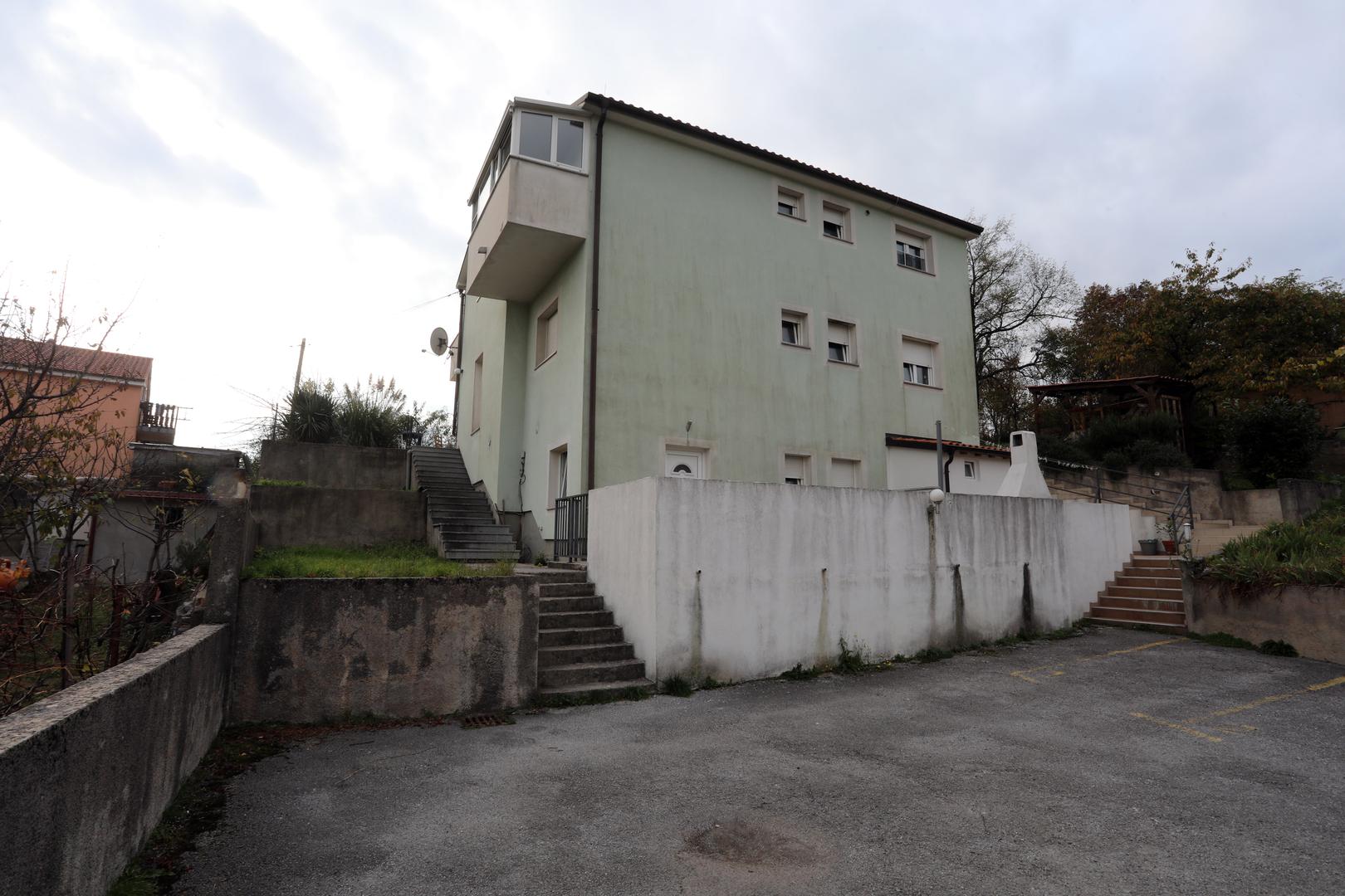 Policija je izvijestila da su postupajući po dojavi, u utorak navečer u stanu na području Viškova kod Rijeke pronašli dvije osobe, od kojih je jedna davala znakove života.