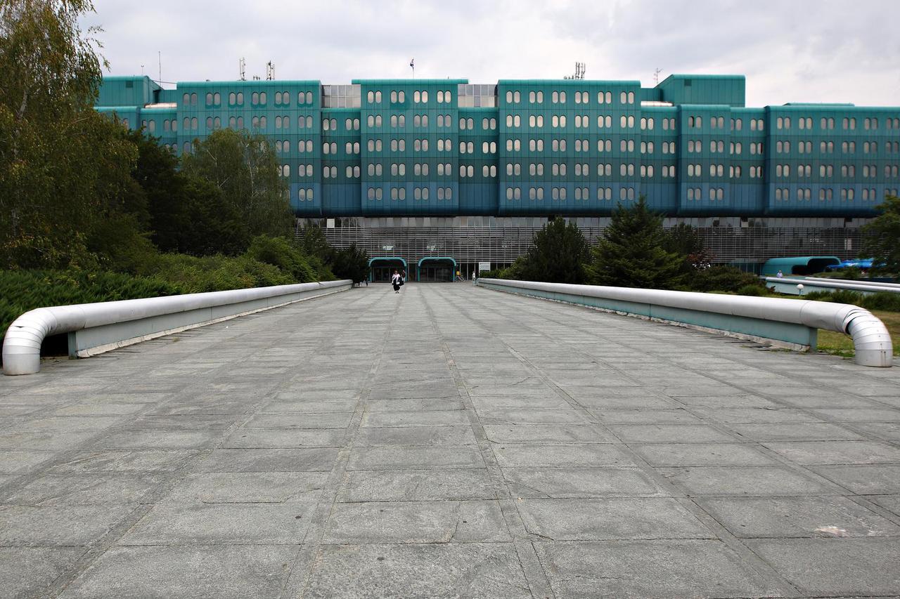 Zagreb: Na platou ispred KB Dubrava sino? je pretu?en pacijent u kolicima