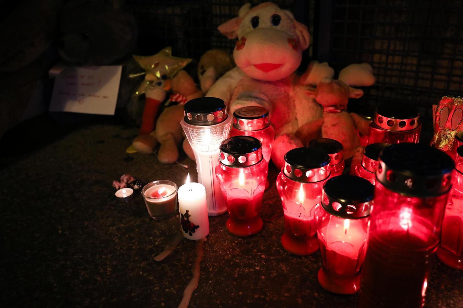 04.04.2021., Zagreb - Ispred djecje bolnice u Klaicevoj gradjani su se poceli spontano okupljati i na ogradi ostavljati poruke i igracke i  paliti svijece za umrlu djevojcicu.
Photo: Emica Elvedji/PIXSELL