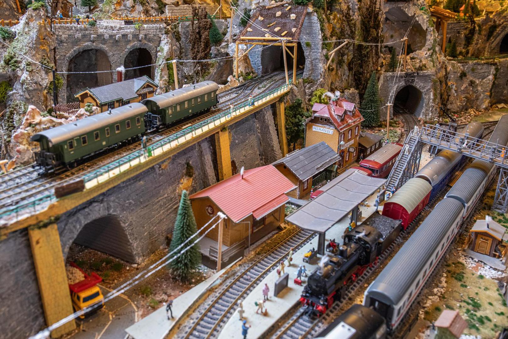  "Maketa nikad nije gotova, ali 50 posto je gotova. Ima osam digitalnih vlakova, četiri nivoa serpentina, 35 metara fleksibilnih tračnica i uvijek se može nešto novo dodati", kaže.