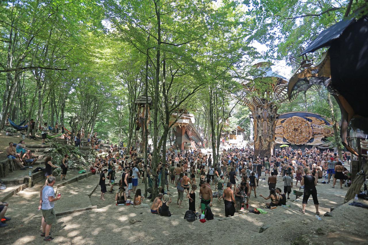 Posjetitelji uživaju u Momento Demento festivalu, jednom od najneobi?nijih glazbenih festivala