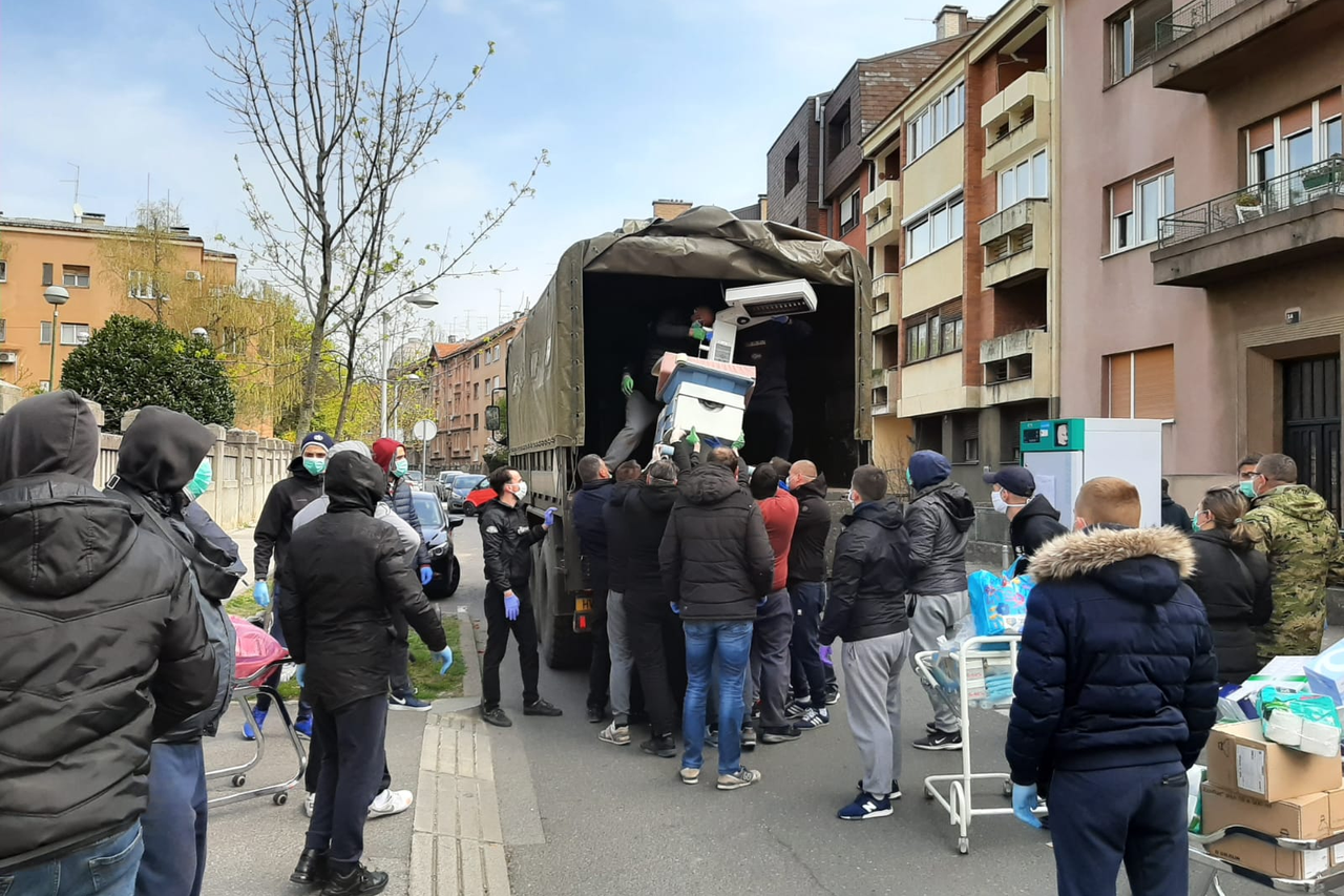 Boysi pomažu u preseljenju bolnice u Petrovoj