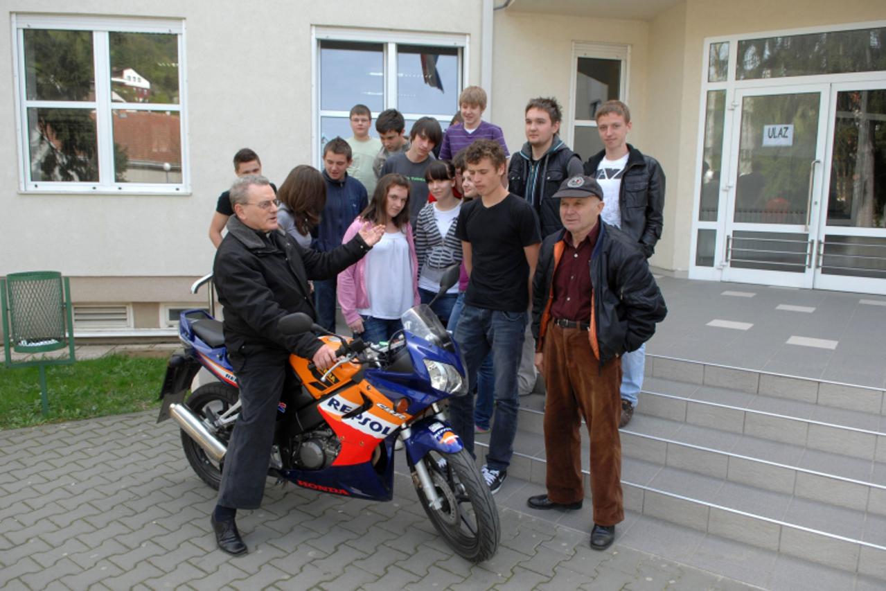 '11.04.2011. Srednja skola Krapina - Josip Komorcec Pepek, zupnik iz Bedekovcine inace strastveni vozac motora odrzao je zainteresiranim  ucenicima predavanje kako se ponasati na cesti. Photo: Matija 