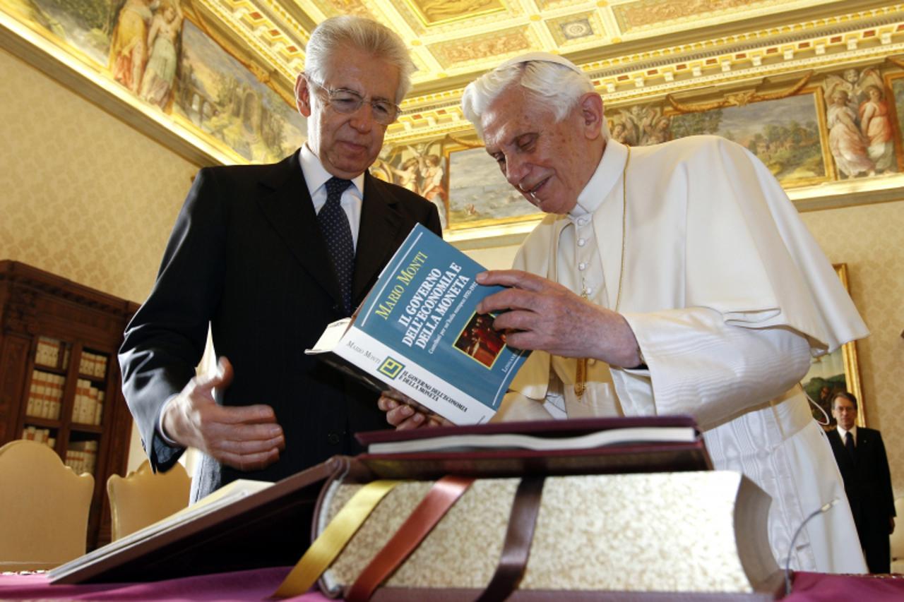 \'Pope Benedict XVI (R) exchanges gifts with Italian Prime Minister Mario Monti during an official visit at the Vatican, on January 14, 2012.  AFP PHOTO/ POOL/ MAX ROSSI\'