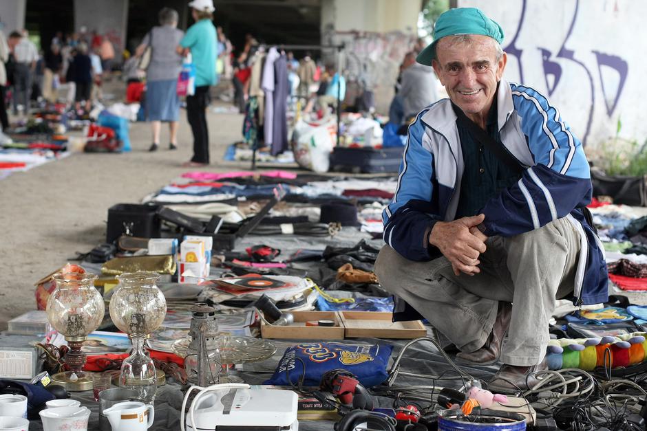 30.07.2014., Zagreb - Ispod mosta Mladosti svake srijede i nedelje odrzava se ilegalni sajam na kojem prodavaci prodaju rabljene stvari.  Photo: Luka Stanzl/PIXSELL
