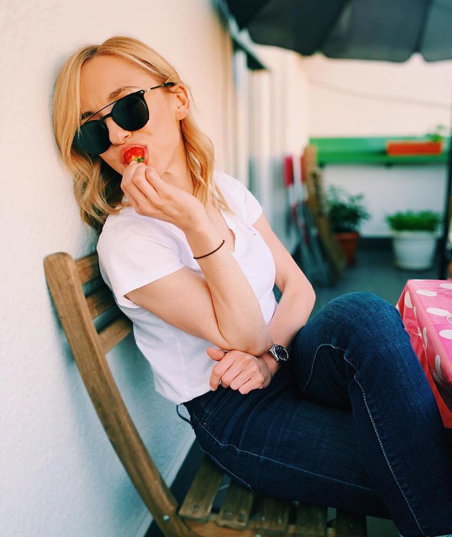  Voditeljica se prošlog ljeta razvela od bivšeg supruga Igora Mikloušića nakon tri 	godine braka, a tada je izjavila kako su tu odluku donijeli zajedno. - Igor i ja proveli smo 	sedam predivnih godina zajedno te dalje nastavljamo kao prijatelji – rekla je tada i više nije 	komentirala njihov odnos.