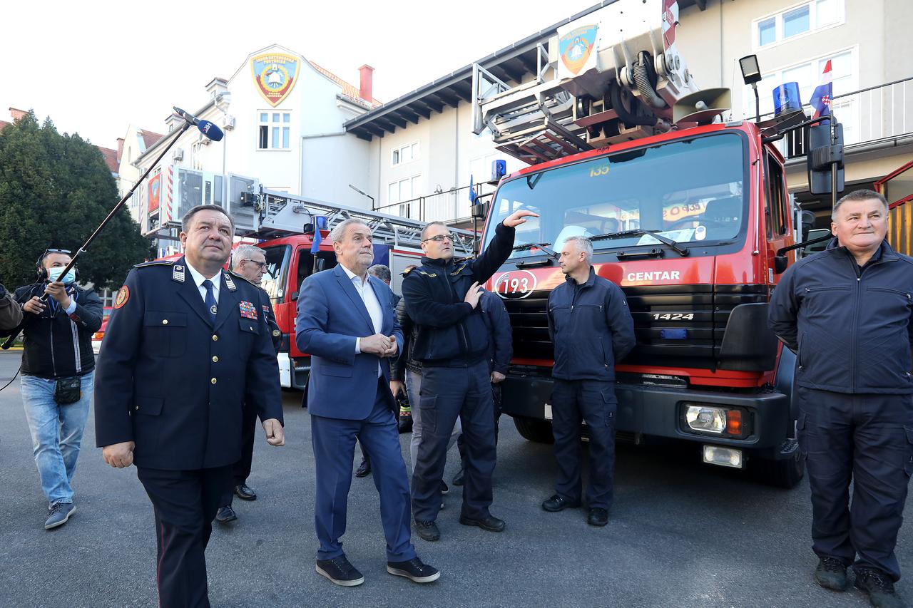 Zagreb: Milan Bandić obišao Javnu vatrogasnu postrojbu povodom Dana svetog Florijana