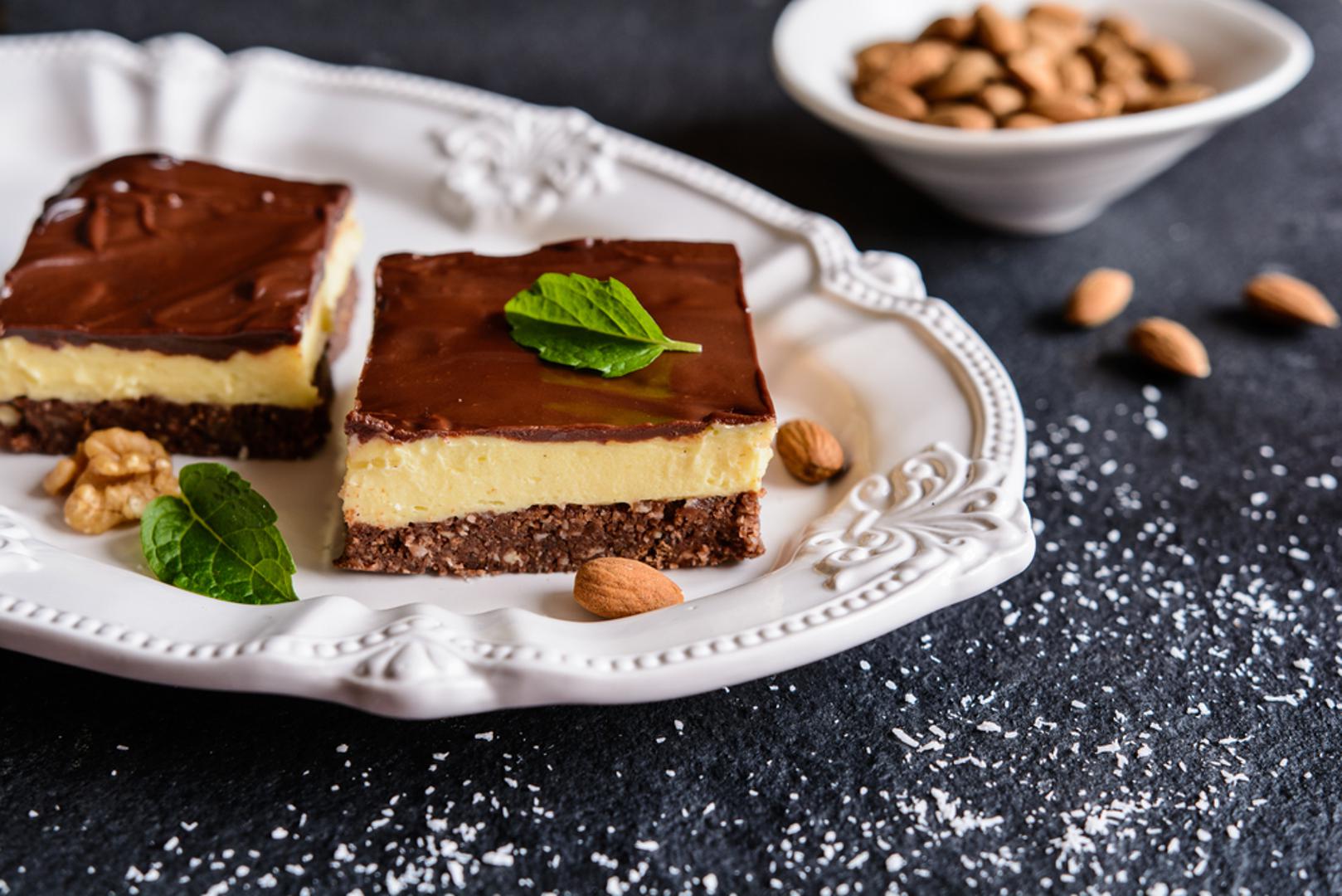Nanaimo bars: Nanaimo bars su slojeviti kolači koji nose ime po gradu Nanaimu u Britanskoj Kolumbiji. Najčešće se sastoje od podloge s keksima i kakaom, kremastog srednjeg sloja i čokoladnog preljeva. Ne peku se, poslužuju se u kockama i spadaju među slastice koje su mnogima prva asocijacija na kanadske slatke zalogaje.