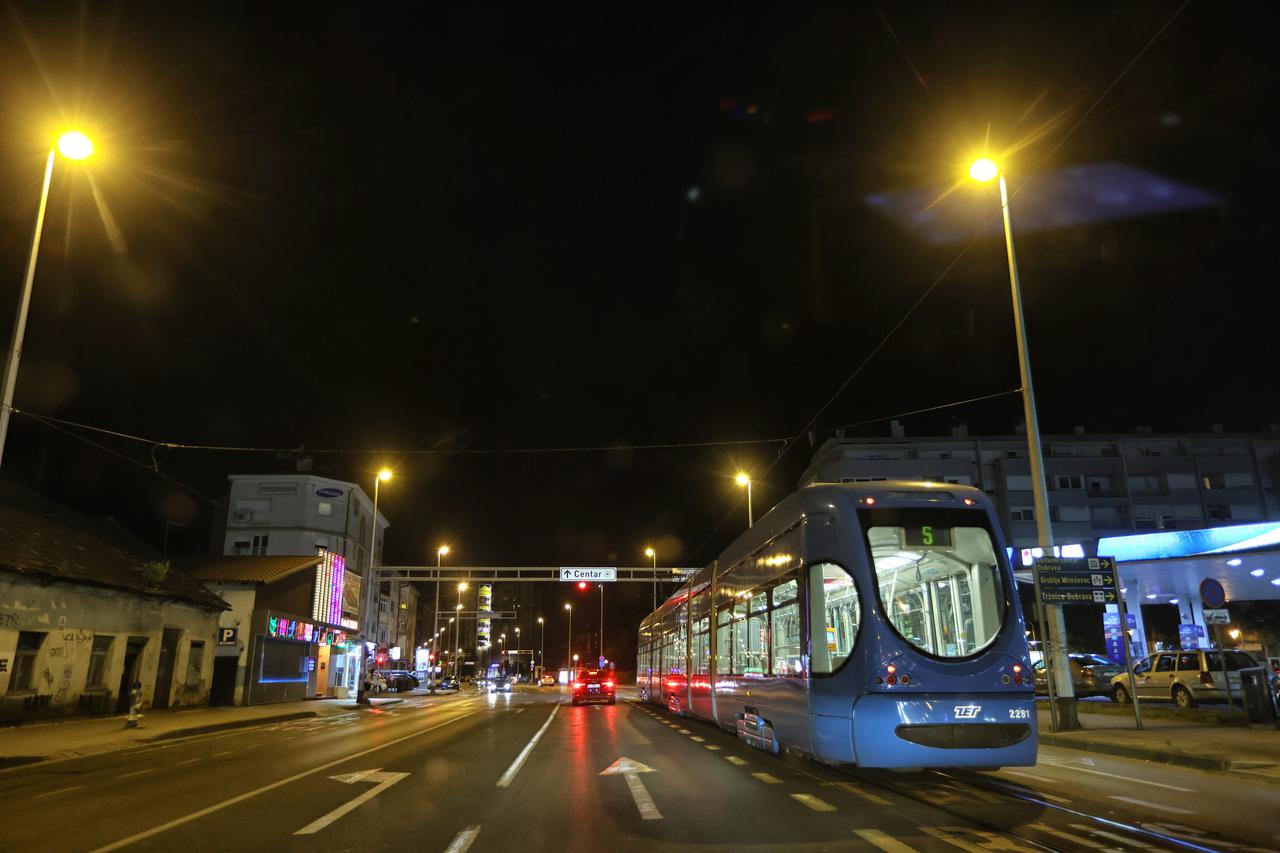 Prazne zagrebačke ulice noću