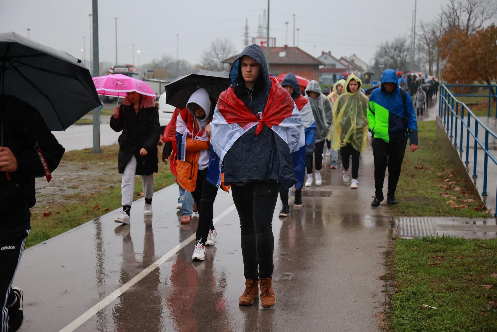 18.11.2022., Vukovar - Gradjani se vec u rano jutro okupili kako bi sudjelovali u programu kojim ce se obiljeziti Dan sjecanja na zrtve Domovinskog rata i Dan sjecanja na zrtvu Vukovara i Skabrnje. U 10: 30 pocinje prvi dio programa, odnosno krizni put - kolona sjecanja.  Photo: Davor Javorovic/PIXSELL