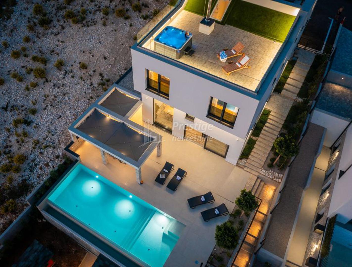 Uz glavni objekt, na parceli se nalazi ljetna kuhinja s roštiljem, bazen površine 54 m², pomoćna građevina – apartman od 49,5 m² s kuhinjom, blagovaonicom, boravkom, spavaćom sobom i kupaonicom. 